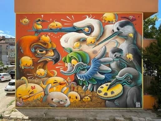Mural sa pticama na zidu poslovne zgrade