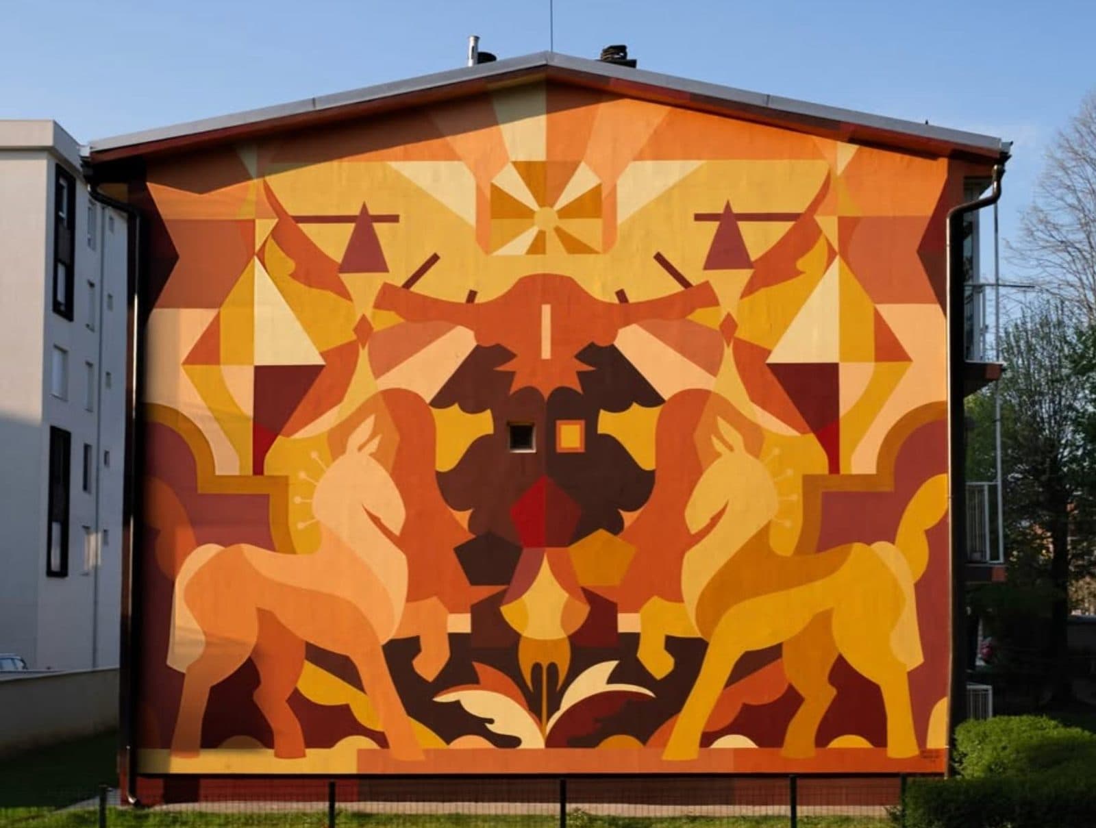 Geometrijski mural u narandžastim tonovima